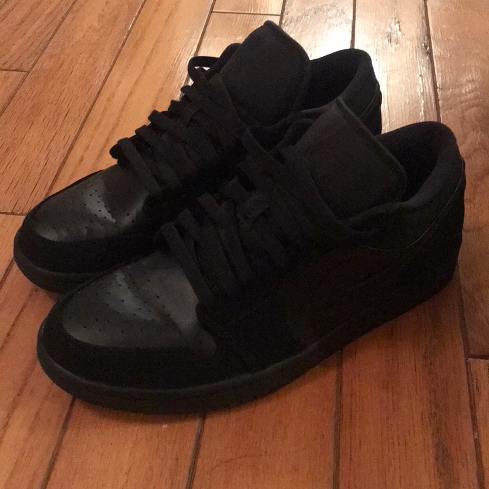 Jordan 1 Low Triple Black